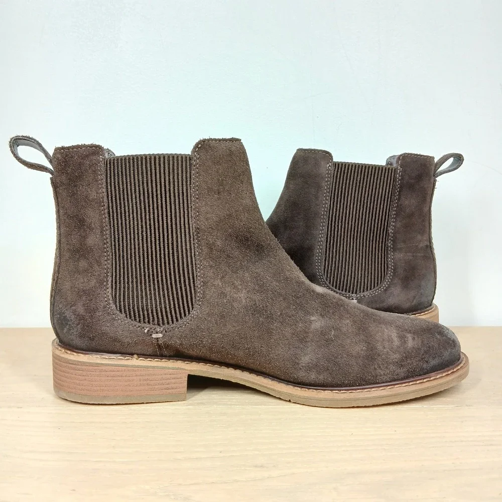 Clarks Chelsea Boots Womens 11W Brown Suede Leather Minimalist Office Classic